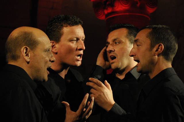 Jean-Philippe Guissani (premier à gauche) fait partie d'un groupe vocal de quatre chanteurs.