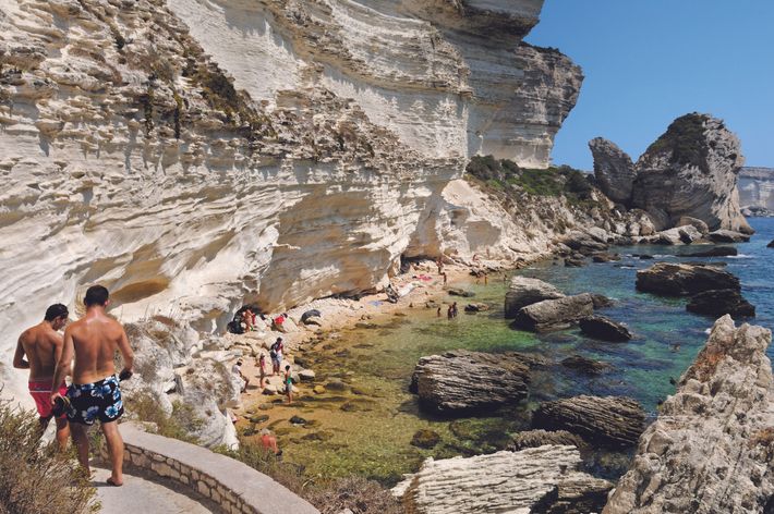 À la pointe sud de l’île de Beauté, les imposantes falaises calcaires de Bonifacio surplombent l’étroite plage ...