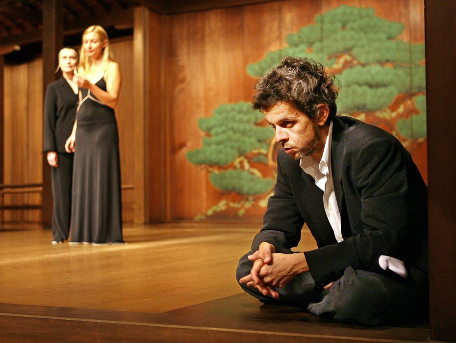 Thierry de Peretti sur scène à Tokyo, dans Huis-Clos de Jean-Paul Sartre, en 2006