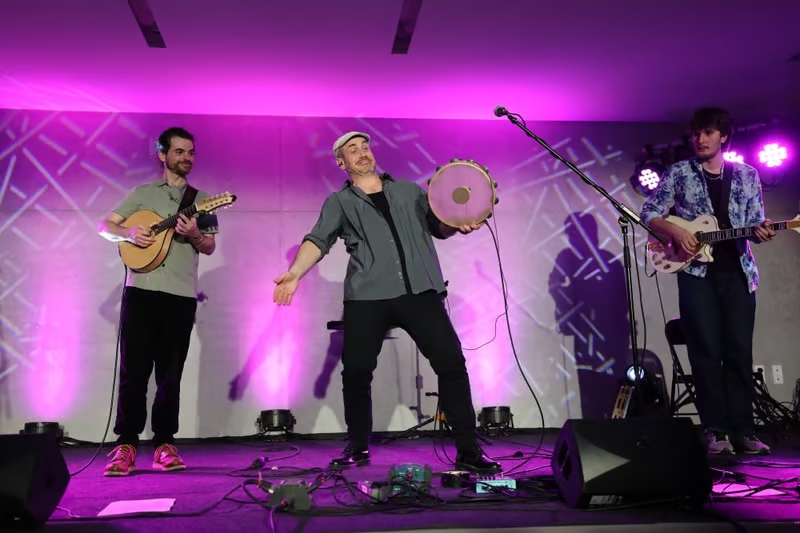 Présent pour cette 6e édition des Invernale, le trio TARANT3LLA est né de la rencontre de trois musiciens : Claudio Del Vecchio (voix et tambourin), Jean Ollion (voix et guitare battante) et Richard Posselt (accordéon).