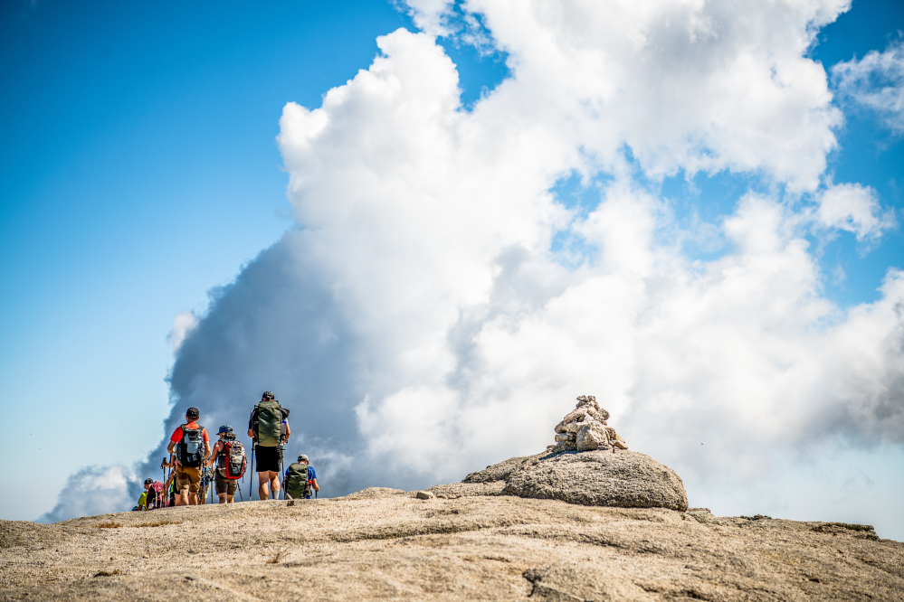 L'étape du jour mène les randonneurs sur le plus haut sommet de la Corse-du-Sud, l'Incudine.  