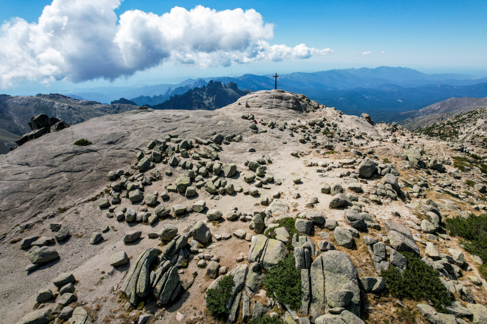 Le sommet de l'Incudine offre un panorama exceptionnel sur les aiguilles de Bavella.