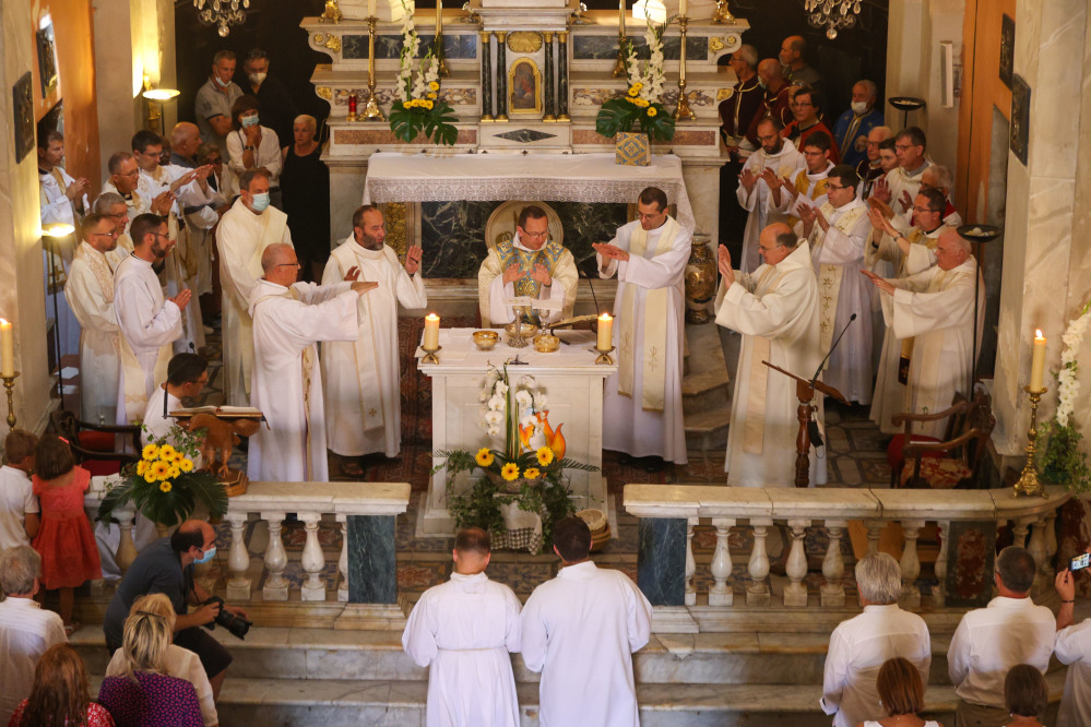 L'abbé Bertoni a présidé sa première messe, hier matin. 